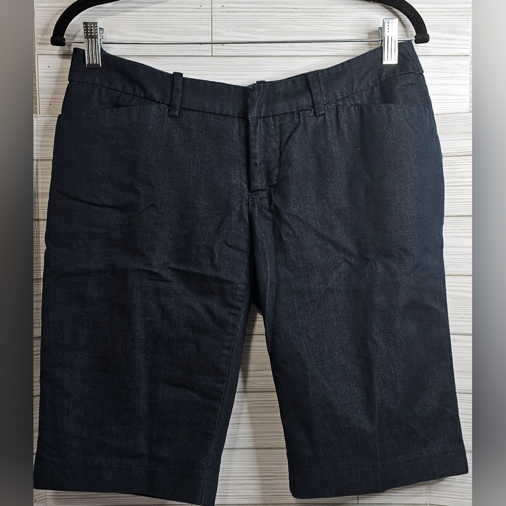 Mossimo Stretch Bermuda Short Size 6 Fit 3 Denim two front and two back pockets.